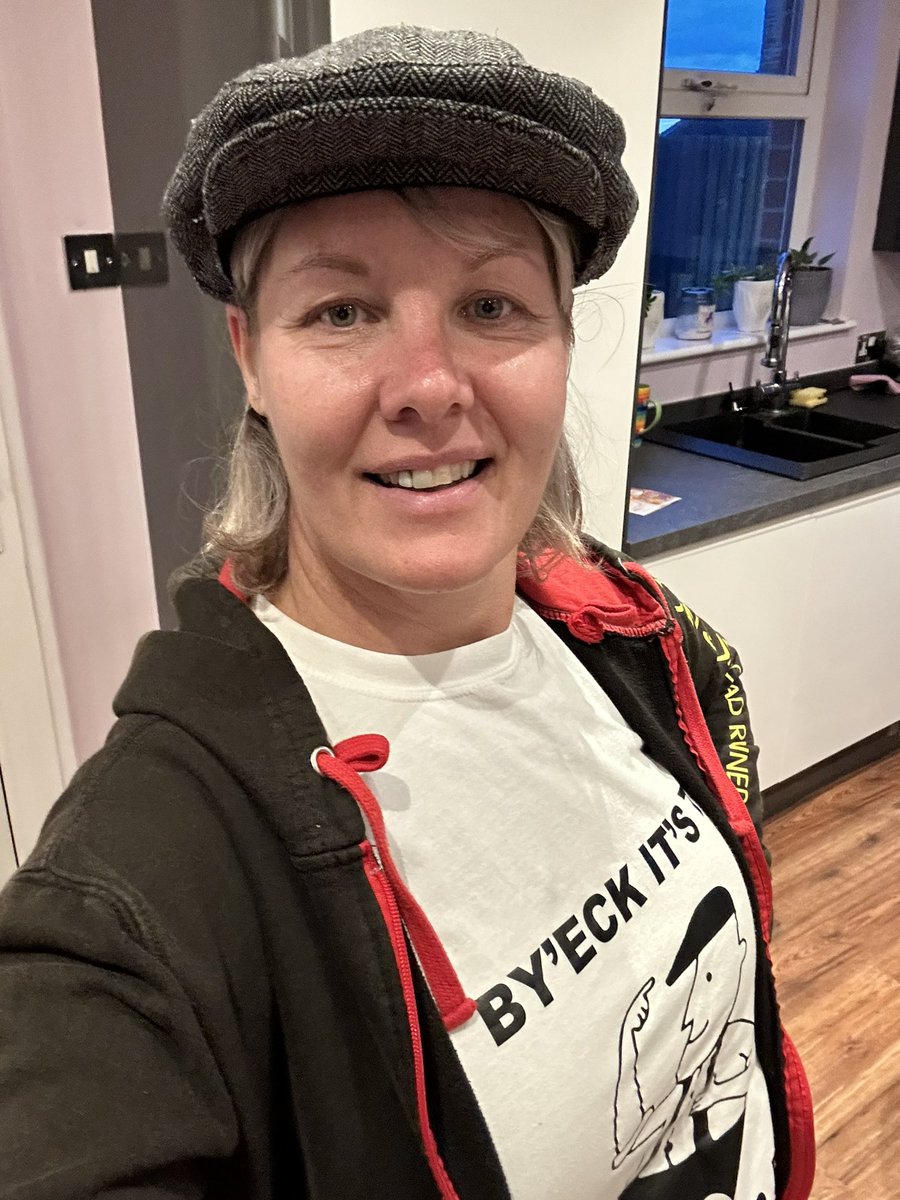 DawnSG2010's tweet photo. #FlatCap5 volunteering tonight on that there Yorkshire Day. Loved it. Well done to all the runners π https://t.co/TgC6E4g798