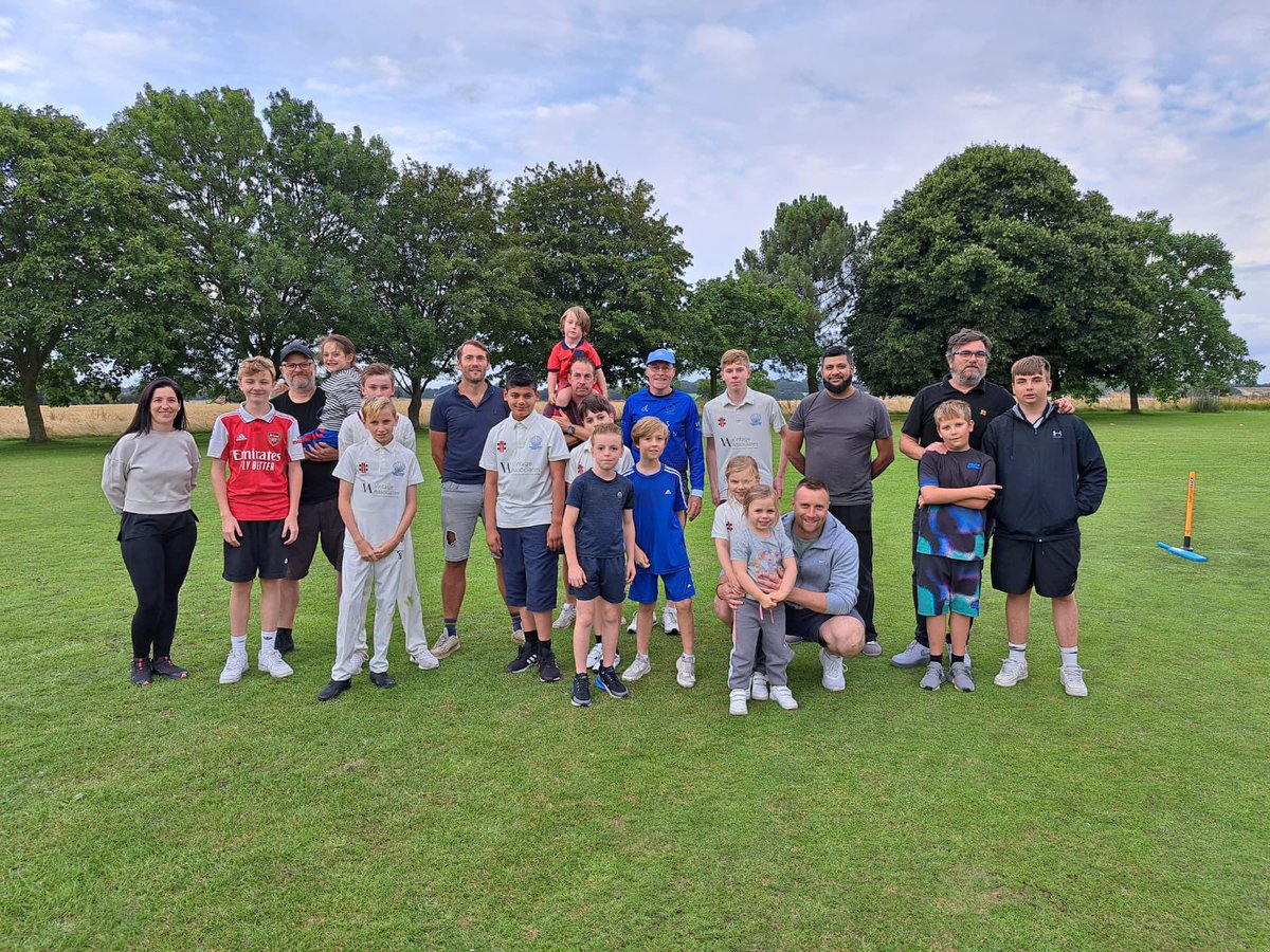 NazeingCricket's tweet photo. Brilliant evening at the Common tonight with the juniors taking on the parents 🏏 

Lots of fun had by all and well done the juniors in beating the parents off the final ball! 👏 

#YouScallops #future https://t.co/swJfQTNIks