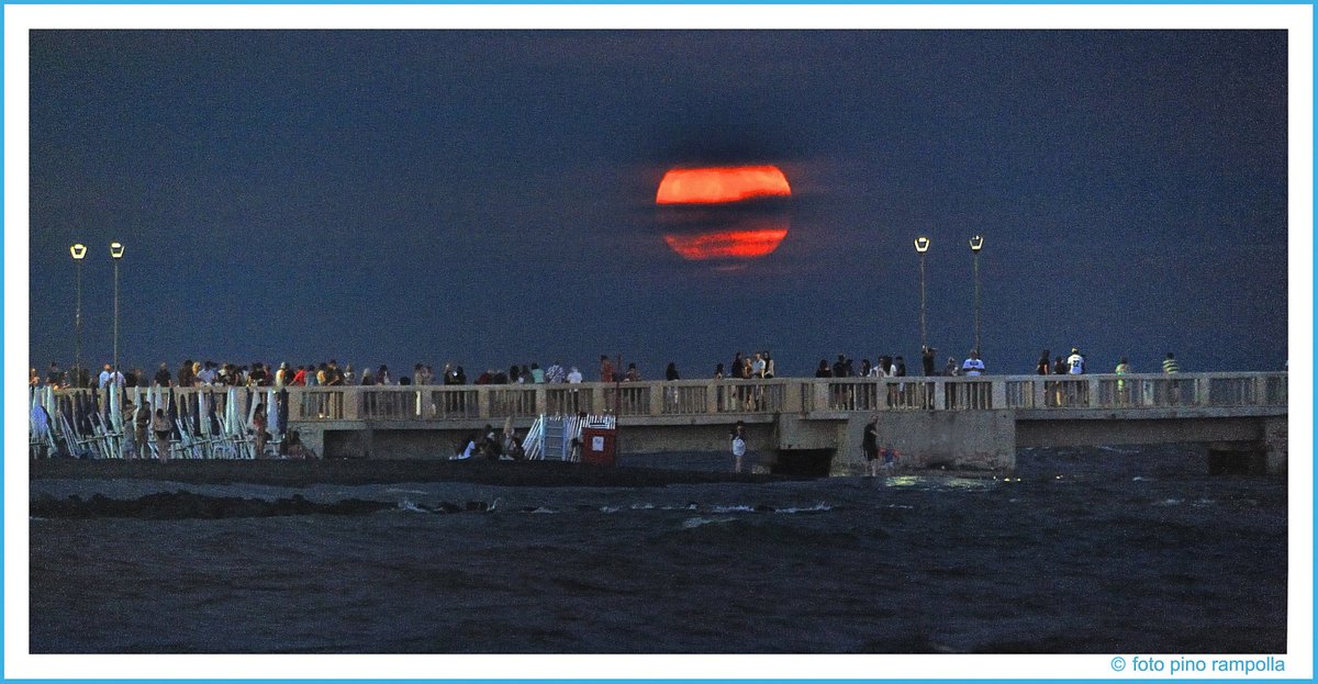 pinorampolla's tweet photo. Questa sera, mentre il sole tramonta sulle barche del porto, una magnifica luna piena, spunta tra le nuvole sul pontile di Ostia. https://t.co/aggYNtzieQ