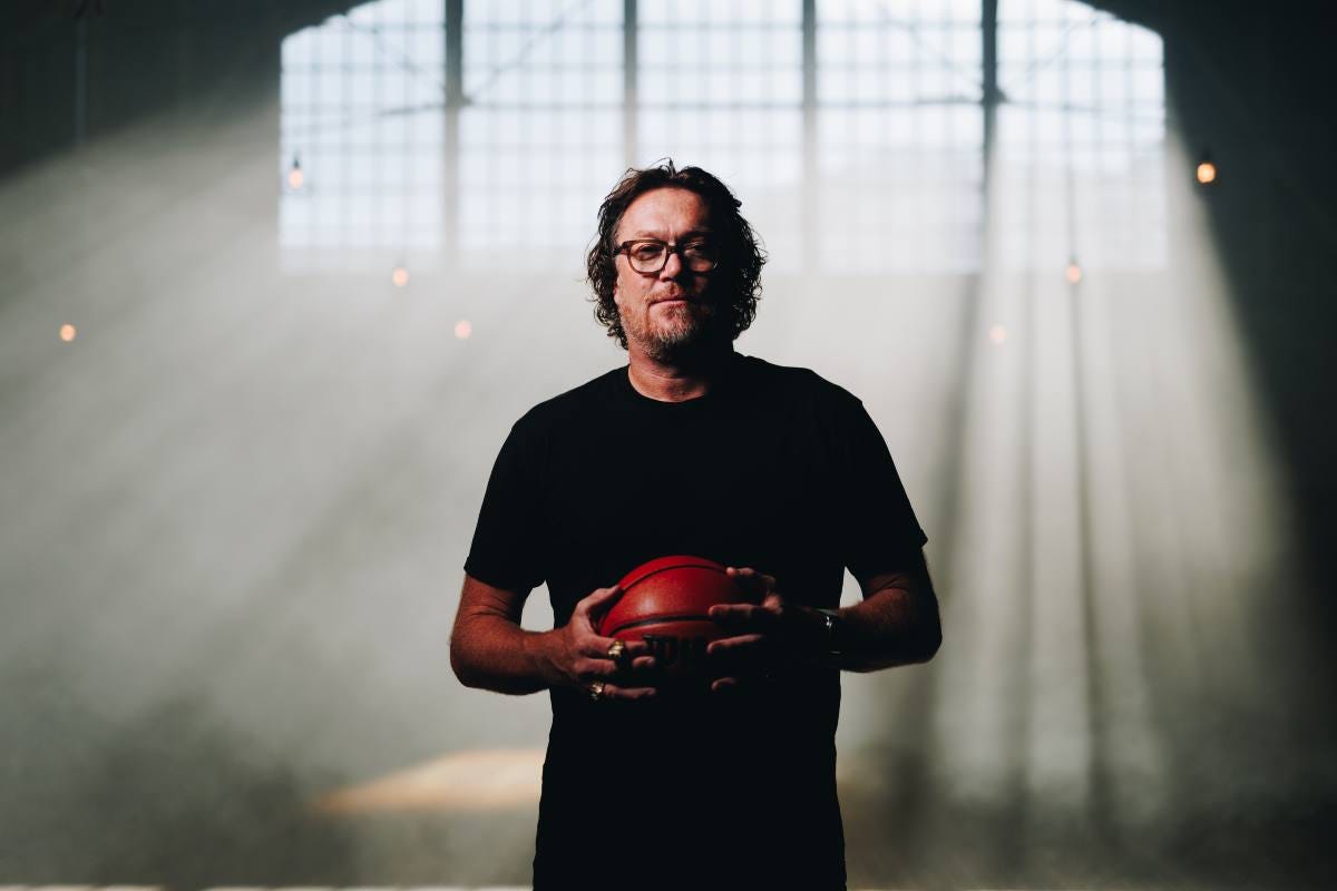 PickandRollAU's tweet photo. FEATURE | Australian Story chronicled Luc Longley's journey wider life. This upcoming documentary retells The Last Dance, through Longley's eyes.

@BenMallis with the story (free): https://t.co/8iEWkx6vIf

#AussieHoops #NBA #LucLongley #AustralianStory https://t.co/AsD28dOQpE