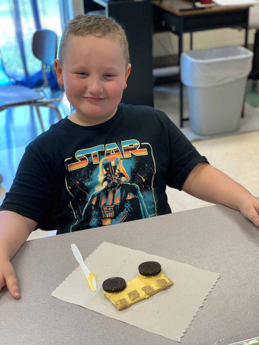 heatherharmon7's tweet photo. Making a school bus snack was the perfect treat for the first day of school! #eessoars https://t.co/6dddxFvlQd
