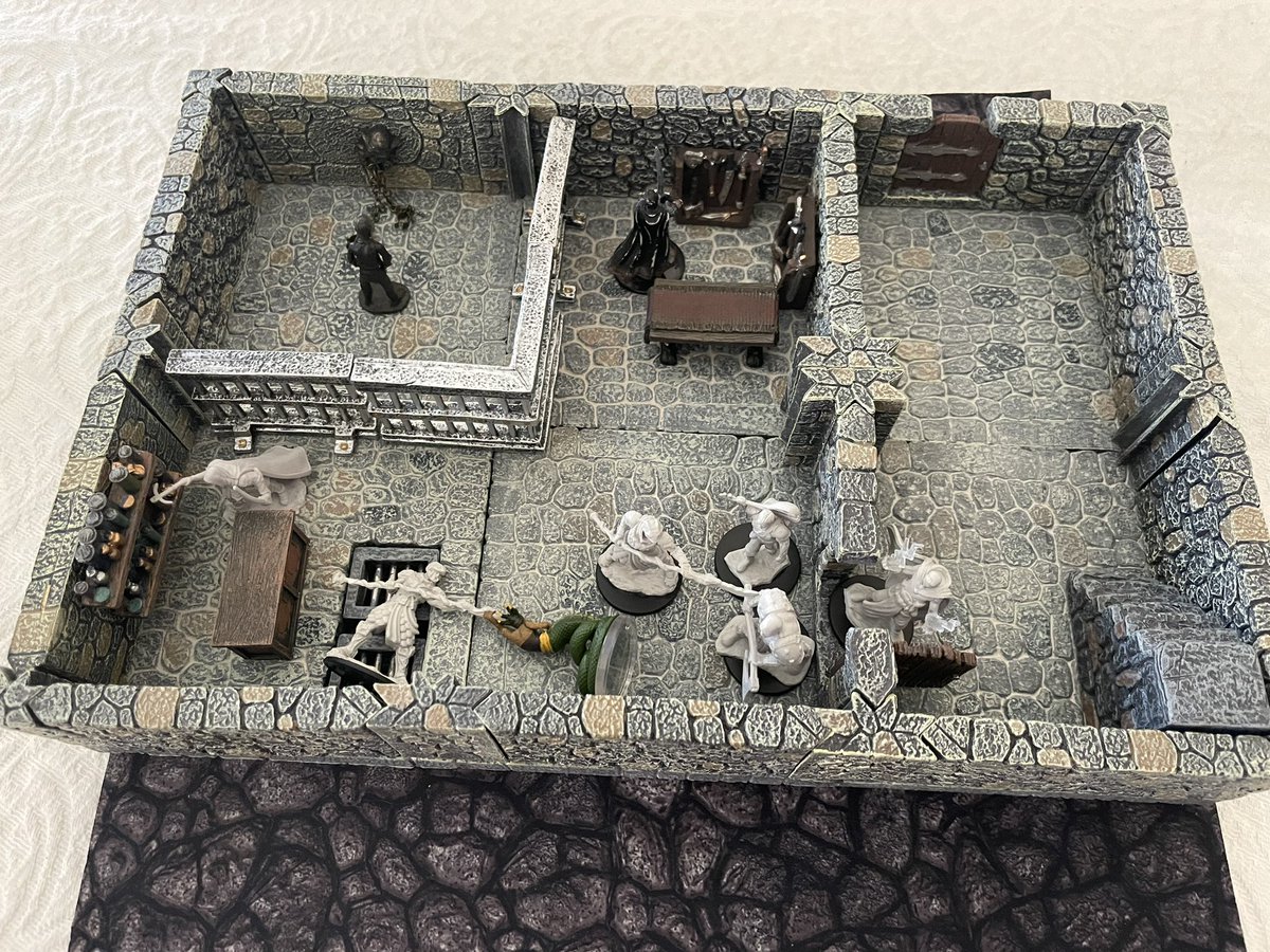 drookhuyzen's tweet image. When you do some birthday #DnD, you best break out the #dwarvenforge! Sent my players into the basement of a shady business, where they discovered a yuan-ti base. Glad the restock pieces I ordered got to me quickly!