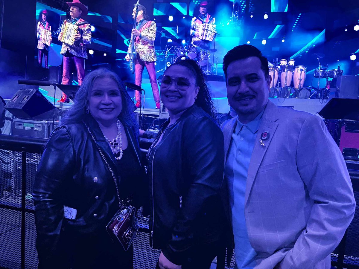 SuenaTron's tweet photo. Familia hoy martes de #TB tenemos la gran foto  de #actitudsuenatron y #actitudtigres. 

#Suenatron

#tb #música #show #lifetime #trendingreels #instagram #x https://t.co/9S8i0sDiU7