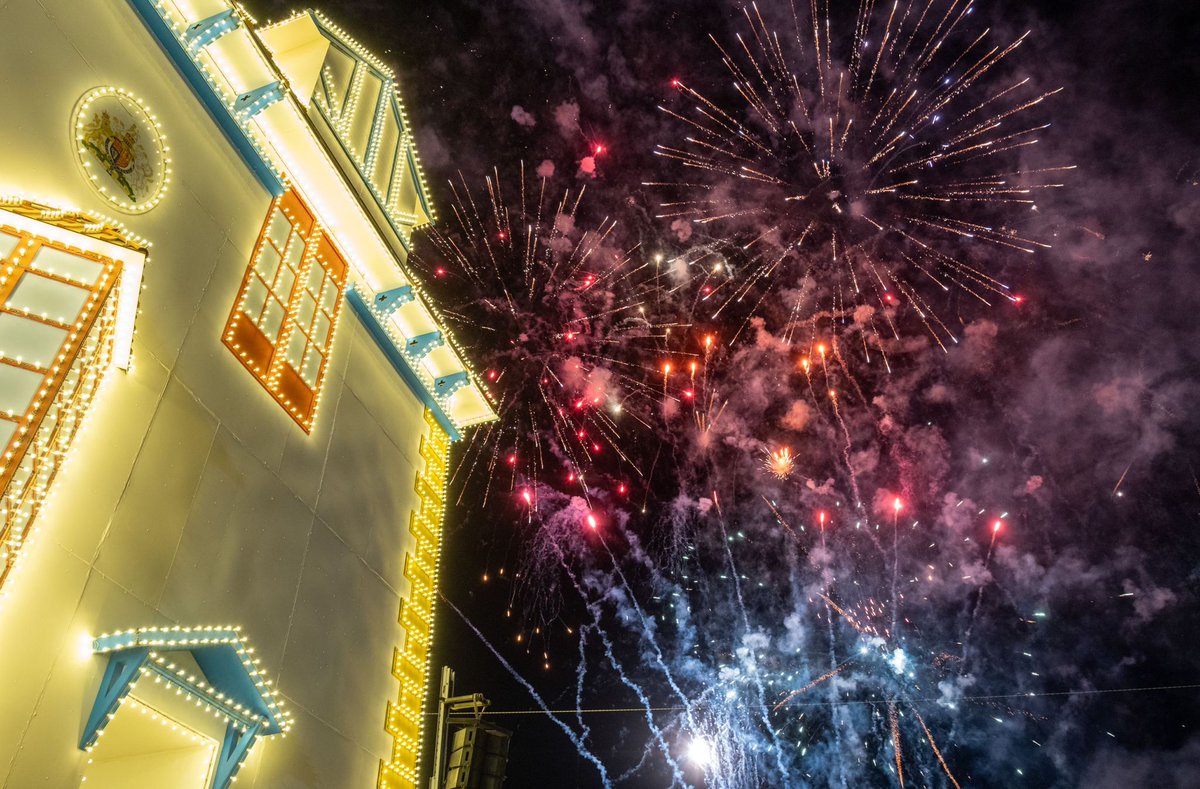 DiarioHuelva's tweet photo. 📸 FOTOGALERÍA | Arrancan las Fiestas Colombinas 2023 con un reconocimiento público al Puerto de Huelva @AytoHuelva @APHuelva @PilarMirandaPlt @DipuHU https://t.co/sFp9gxr9A2 https://t.co/it4gRd9UCZ