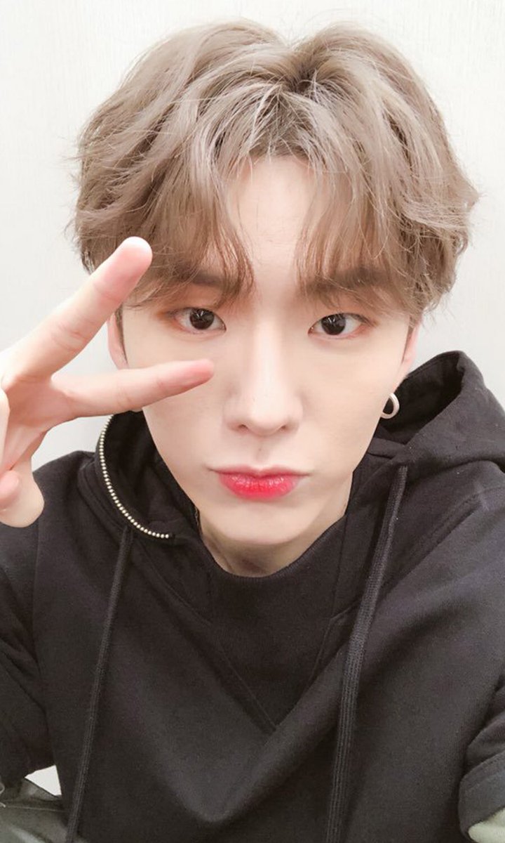 monstaxbr's tweet photo. 📰| 230801 • No dia 1º de agosto, #KIHYUN anunciou pessoalmente seu alistamento militar, deixando uma longa carta manuscrita através do fan cafe oficial do #MONSTAX

"Monbebe vai se preocupar, é claro, mas sinto uma sensação de alívio porque parece que estou fazendo o dever que tenho adiado", disse ele, "estou grato por haver tantas pessoas que me apoiam e vou tentar criar memórias preciosas de várias maneiras antes de partir!"

Kihyun acrescentou: "Os membros, inclusive eu, vão ficar fora por um tempo, mas você não pode ir a lugar nenhum. INão estou brincando. Estou falando sério, ♡" ele brincou, acrescentando: "Comam bem e se mantenham saudáveis, voltarei em breve. Voltarei e direi 'eu te amo Monbebe' com os membros também. Eu te amo", ele finalizou.

🔗 https://t.co/LXAi8Oi6dB

via. @/worldwide_mx
@OfficialMonstaX