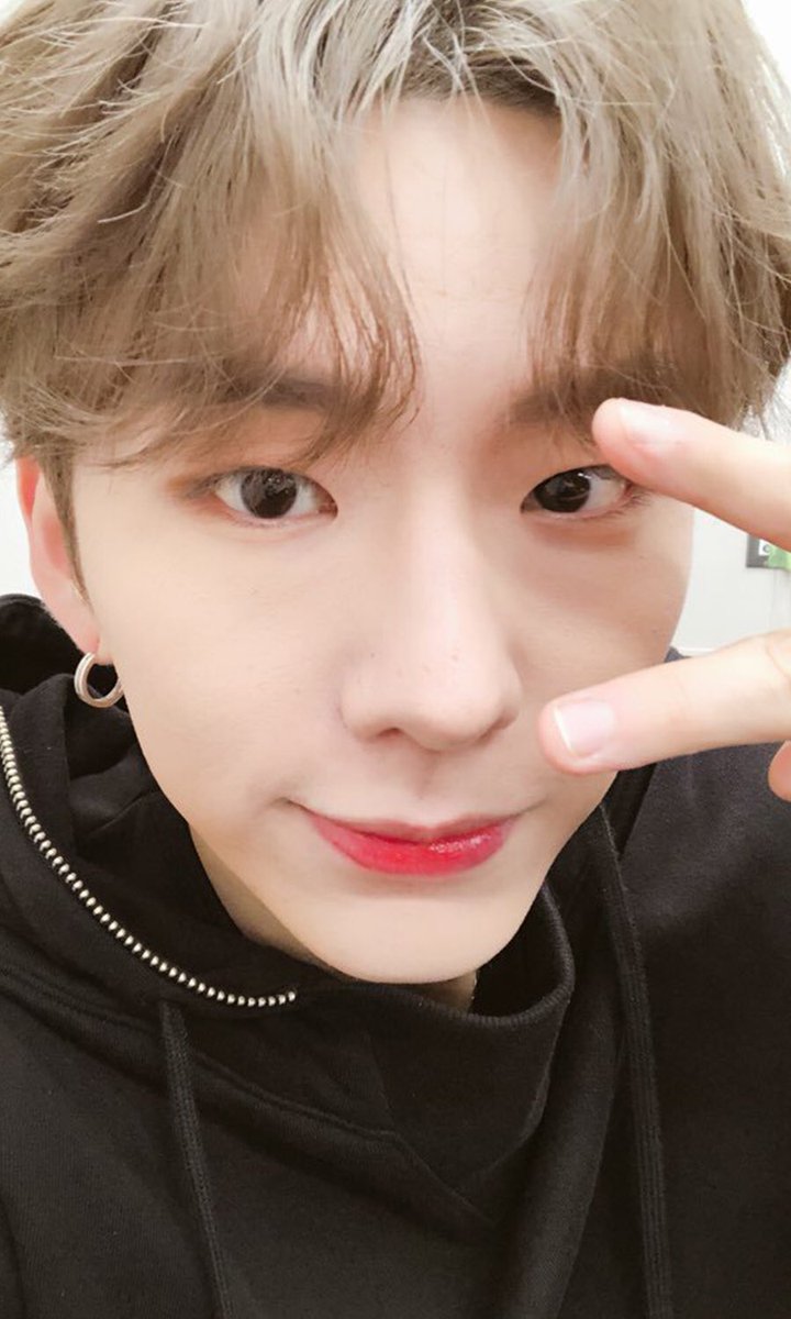 monstaxbr's tweet photo. 📰| 230801 • No dia 1º de agosto, #KIHYUN anunciou pessoalmente seu alistamento militar, deixando uma longa carta manuscrita através do fan cafe oficial do #MONSTAX

"Monbebe vai se preocupar, é claro, mas sinto uma sensação de alívio porque parece que estou fazendo o dever que tenho adiado", disse ele, "estou grato por haver tantas pessoas que me apoiam e vou tentar criar memórias preciosas de várias maneiras antes de partir!"

Kihyun acrescentou: "Os membros, inclusive eu, vão ficar fora por um tempo, mas você não pode ir a lugar nenhum. INão estou brincando. Estou falando sério, ♡" ele brincou, acrescentando: "Comam bem e se mantenham saudáveis, voltarei em breve. Voltarei e direi 'eu te amo Monbebe' com os membros também. Eu te amo", ele finalizou.

🔗 https://t.co/LXAi8Oi6dB

via. @/worldwide_mx
@OfficialMonstaX