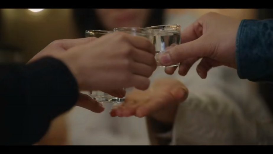 typud's tweet photo. This scene reminds me of taking a shot can be a way to honor family traditions or cultural heritageㅡa symbol of unity or respect. So maybe it could also be meant, Kim Eunmi accepted Eun Jaewon and Kim Jinhee to unite. 🤗🤗🤗🤗
#NotOthersEp4 https://t.co/PTg2sUHrHS