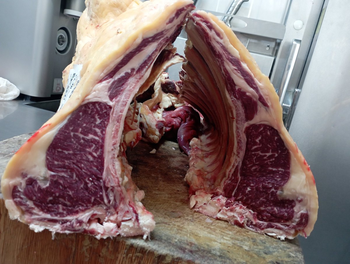 MontesdeBoado's tweet photo. Que vos parece? Ten boa pinta verdade..pois é dunha vaca de 7 anos de raza autóctona galega, a #cachena, criada nos montes dunha aldea galega, d maneira tradicional a base d pasto,herba seca, moito monte e algunha latiña d fariña 😄.. en breve teremos algun lote pra degustala😋🤤 https://t.co/d8mEe4Zyke