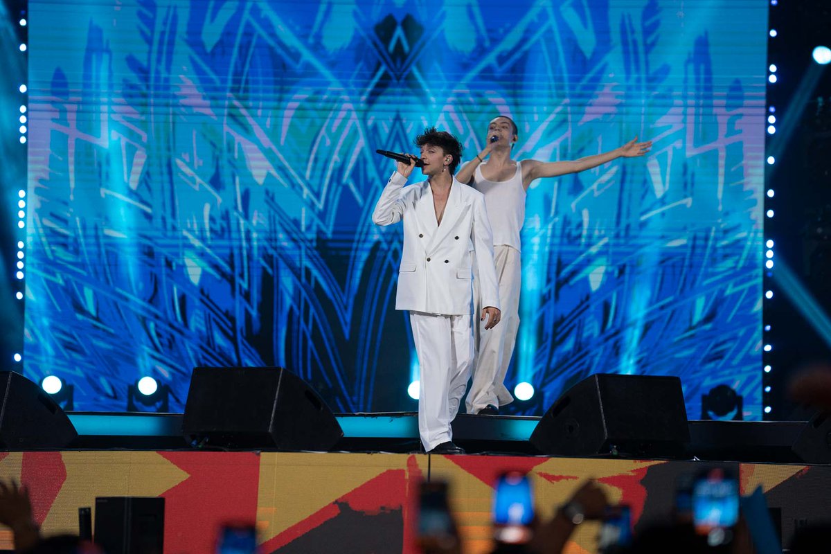 radionorba's tweet photo. I tulipani blu di @romanomatteoo @StrangisLuigi a #battitilive #radionorba https://t.co/4J8PSdNoSg