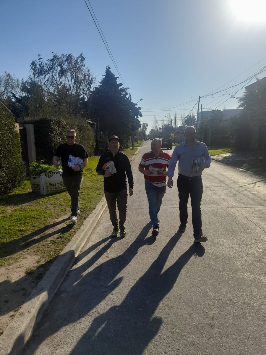 CtAndruMenendez's tweet photo. Con @chubyleguizamon y @enririfourcat en #VillaCastells el equipo salió a llevarle a nuestros vecinos la boleta que el 13 de Agosto lleva nuestros sueños en papel ! Con @horaciorlarreta @diegosantilli y @JulioGarro vamos a hacer la ciudad, la provincia y el país que merecemos https://t.co/S6UYVnOc57