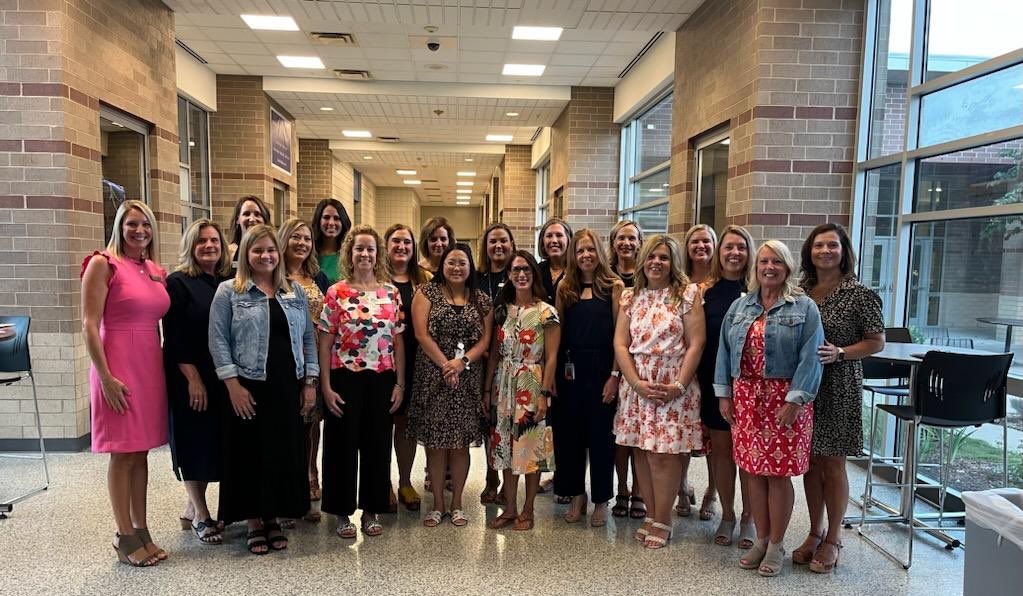 MrsGoodIC's tweet photo. Welcome Olathe Educators! As a coaching team this is one of our favorite days of the year. I’m so fortunate to learn and grow with an amazing group of educators. We’re all right where we belong and so is this fantastic class of new eds. @olathenewed https://t.co/pOHV3XvEtk