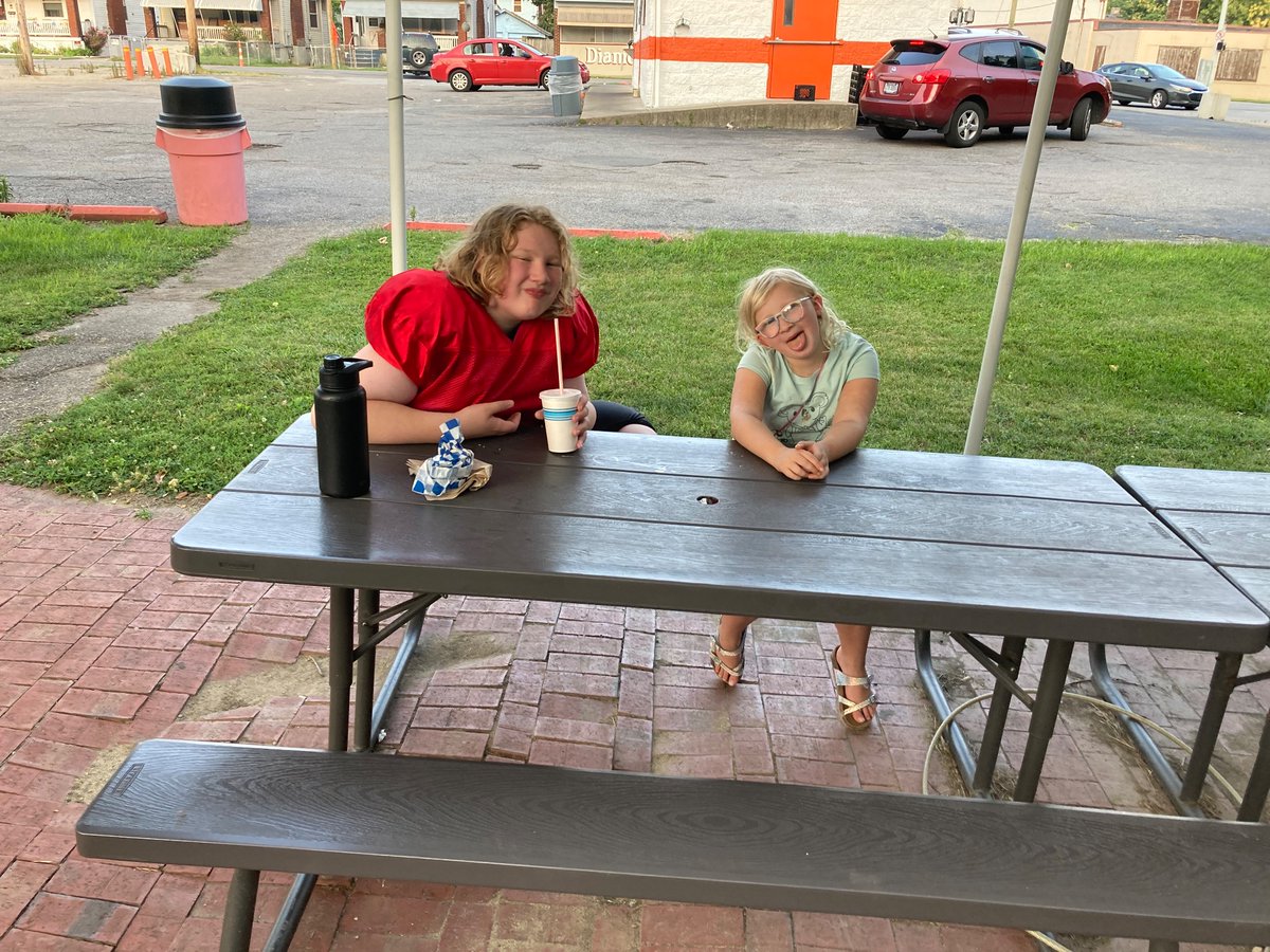 meyeridj's tweet photo. Post scrimmage Meal @mrgenesdoghouse https://t.co/UHn3jB1eqX