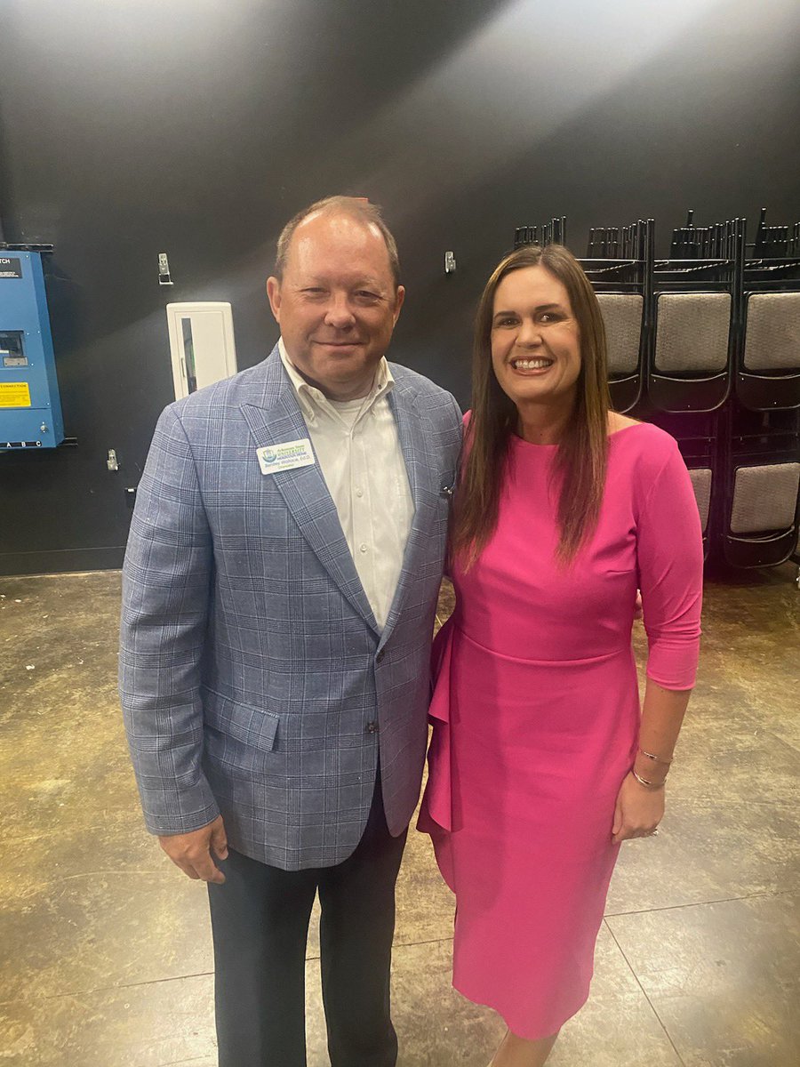 Dr. Bentley Wallace spent his first day on the job as Chancellor of ASU-Mountain Home getting to know our #AweSUMH campus community and welcomed Governor Sanders to Mountain Home for her Town Hall tonight at The Sheid!