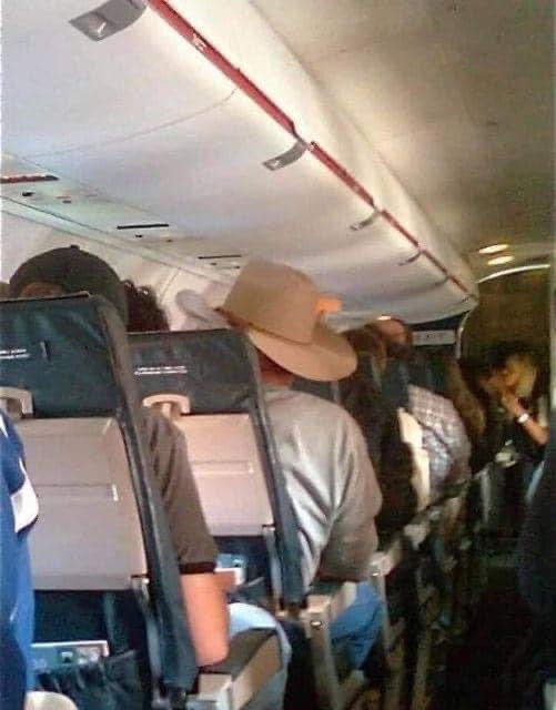 JoseFerreiraj94's tweet image. Un ateo estaba sentado junto a un vaquero viejo y polvoriento en un avión y se volvió hacia él y le dijo: “¿Quieres hablar? Los vuelos van más rápido si entablas una conversación con tu compañero de viaje”.
El viejo vaquero, que acababa de empezar a leer su libro, le respondió al…