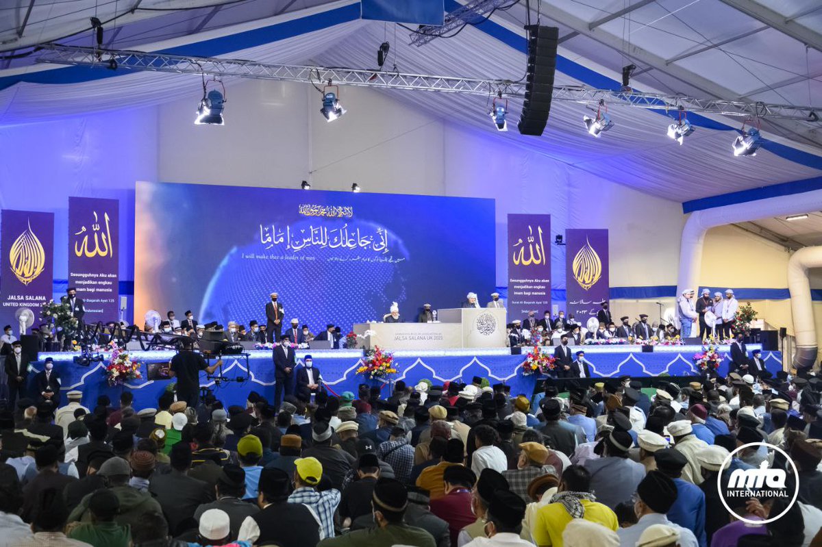 JalsaConnect's tweet photo. The Arabic Qaseeda recited during the concluding session of #JalsaUK. 

Watch full clip: https://t.co/PwFmbQumev 

#JalsaConnect https://t.co/vjYNQOLyaa