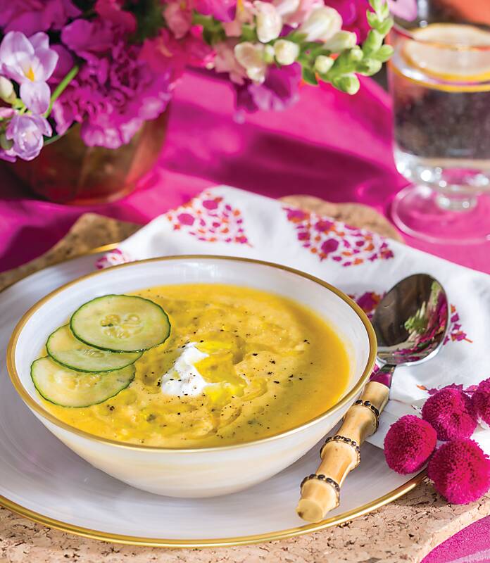 SouthernLadyMag's tweet image. Keep your cool with this easy appetizer that doesn’t require turning on the stove—Yellow Tomato Gazpacho topped with fresh cucumber slices and a dollop of yogurt. Find the recipe at southernladymagazine.com/yellow-tomato-….

#southernladymag #recipebox #tomatoes #soup #gazpacho #summerdinners