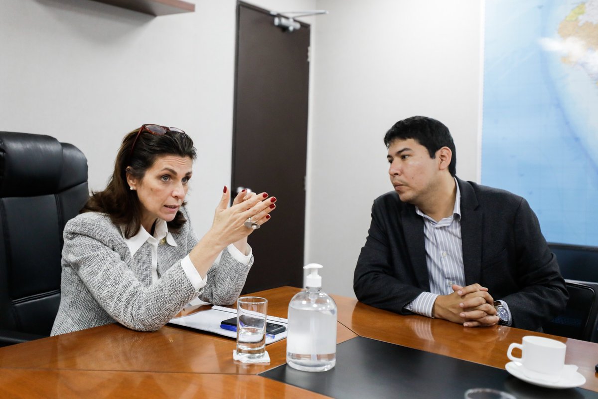 viviendaperu's tweet photo. 📍#Piura | La ministra de Vivienda, @HPerezDeCuellar, sostuvo una reunión con el congresista @EduCastilloR_, a fin de evaluar el estado de la situación del proyecto de la PTAR Sullana. https://t.co/oukrznWUOi