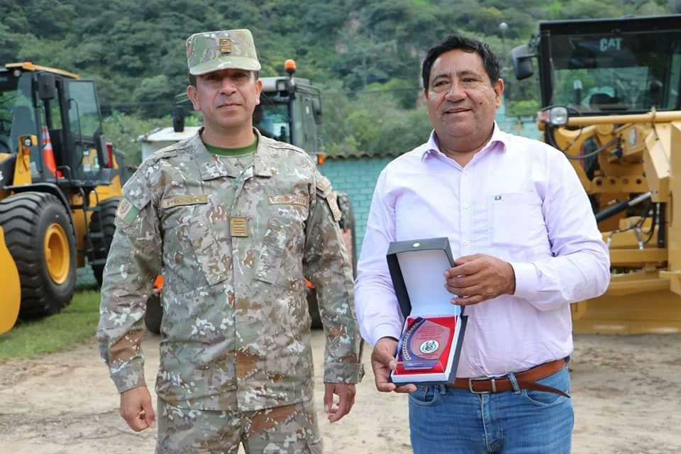 GoreAmazonas's tweet photo. 🔵En la visita a las instalaciones del batallón de ingeniería de construcción "Morro Solar" n.° 1 del Ejército del Perú en Jazán, Bongará, se pudo presenciar la llegada de una parte del pool de maquinaria pesada que ayudará en casos de desastres naturales.
#NuestroDeberEsServir https://t.co/snOW3rnWxy