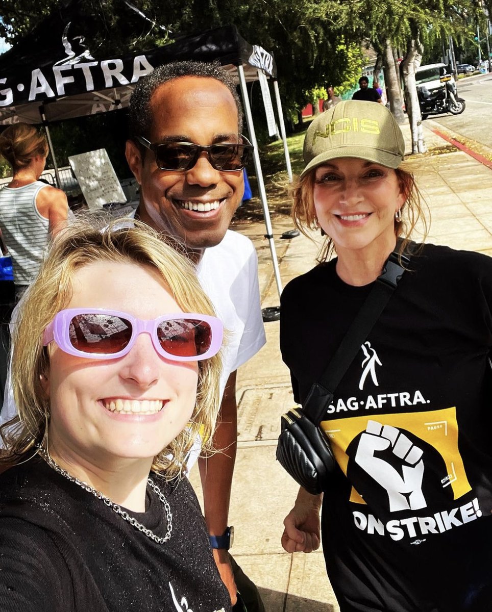 WALK IT!! #sagaftrastrong #sagaftra with @jeremiahbirkett @twonakedangels @renowilson1 @amanda_troop @kirstenvangsness @aishatyler @melinda_mcgraw @ellenewlandsgram