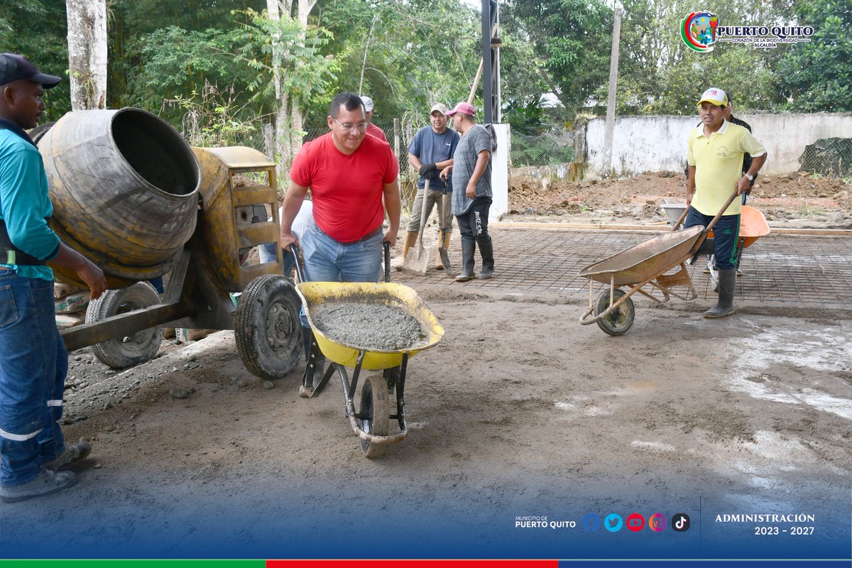 Siempre he dicho que la unión hace la fuerza, y gracias a eso logramos construir una cancha en el recinto Puerto Rico, con el apoyo de funcionarios municipales y miembros de la comunidad, todos sumamos con nuestro granito de arena y lo logramos. #PuertoQuito #ElPoderYaEsDelPueblo