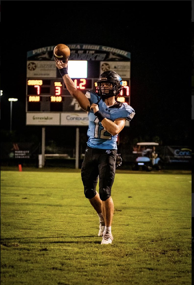 🚨Prospect Spotlight🚨 QB Ben Burk Class of 24 @PVSharksFB 5’11 180lbs 4.51 GPA Offers: Grinnell, Sewanee Twitter: @Ben_BurkQb hudl.com/v/2JxEvq