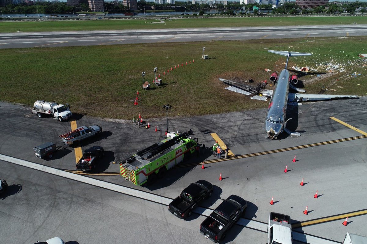fjdiaz1's tweet photo. El día de ayer la Junta Nacional de Seguridad en el Transporte (NTSB por sus siglas en ingles), publicó el archivo completo sobre la investigación del accidente de la aerolínea dominicana RED AIR, en el aeropuerto de la ciudad de Miami, el pasado 21 de junio de 2022.

Lo publicado por la NTSB es altamente preocupante en cuanto al estado de la seguridad operacional en la aviación civil dominicana. En los interrogatorios, se observan altos oficiales del @IDAC_RD  teniendo problemas serios de entendimiento y manejo de sus funciones, así como serios problemas en los procesos de certificación y control de las aerolíneas nacionales.

Queda claro que estas investigaciones han sido parte de la alerta por alto riesgo de seguridad operacional, que llevó a que la Administración Federal de Aviación (FAA por sus siglas en ingles), pidiera una auditoria IASA de reevaluación de la categoría 1 que hoy ostenta el país.

Datos que han salido a la luz en el interrogatorio:

1- Se establece clara conexión entre RED AIR y LASER de Venezuela (en violación de la ley dominicana y violación del certificado emitido por la JAC). Todos lo sabian.

2- Luego del accidente la JAC les paró el permiso de vuelo, pero poco tiempo después les permitió seguir volando. No se tomaron medidas para mejorar la seguridad operacional luego del accidente. 

3- La interaccion entre IDAC y FAA era minima o inexistente.

4- La empresa no contaba con los medios de comunicación desde los aviones requeridos (utilizaban teléfono satelital no aprobado, el cúal estaba apagado) El IDAC se enteró y los dejo continuar así.

5- El proceso de validación de licencias Venezolanas estuvo mal hecho, y se les permitió traer capitanes Venezolanos, que operaban los aviones a EE. UU. 

6- El proceso de certificación de la
empresa estuvo mal hecho. Se hizo al vapor y sin seguir las regulaciones pertinentes. 

7- Problemas serios en el manejo del idioma ingles (idioma universal de la aviación civil). Ninguno de los oficiales de IDAC enviados a testificar ante la NTSB habla bien ingles, incluyendo al Dir. de Normas de Vuelo, todos los oficiales de IDAC necesitan un traductor en la audiencia. En cuanto a los manuales de mantenimiento, total caos en las traducciones,  los mecánicos se suponen que deben manejar bien el inglés, dado que los manuales están en inglés. 

8- El inspector de mantenimiento del IDAC para RED AIR, completamente perdido. Desconoce mucho del dia a dia de la operación, y no tiene idea si se están haciendo los mantenimientos necesarios.

10- Dir. de mantenimiento no tenia idea de donde estaban los records de mantenimiento (que se supone el supervise).

11- Archivo de mantenimiento no fue sellado luego del accidente, como indican las regulaciones.

En varias ocaciones se observa una NTSB frustrada con falta de organización de IDAC, falta de acción post-accidente.

Adjuntamos el link al archivo completo:
https://t.co/y4KQkT4N3j