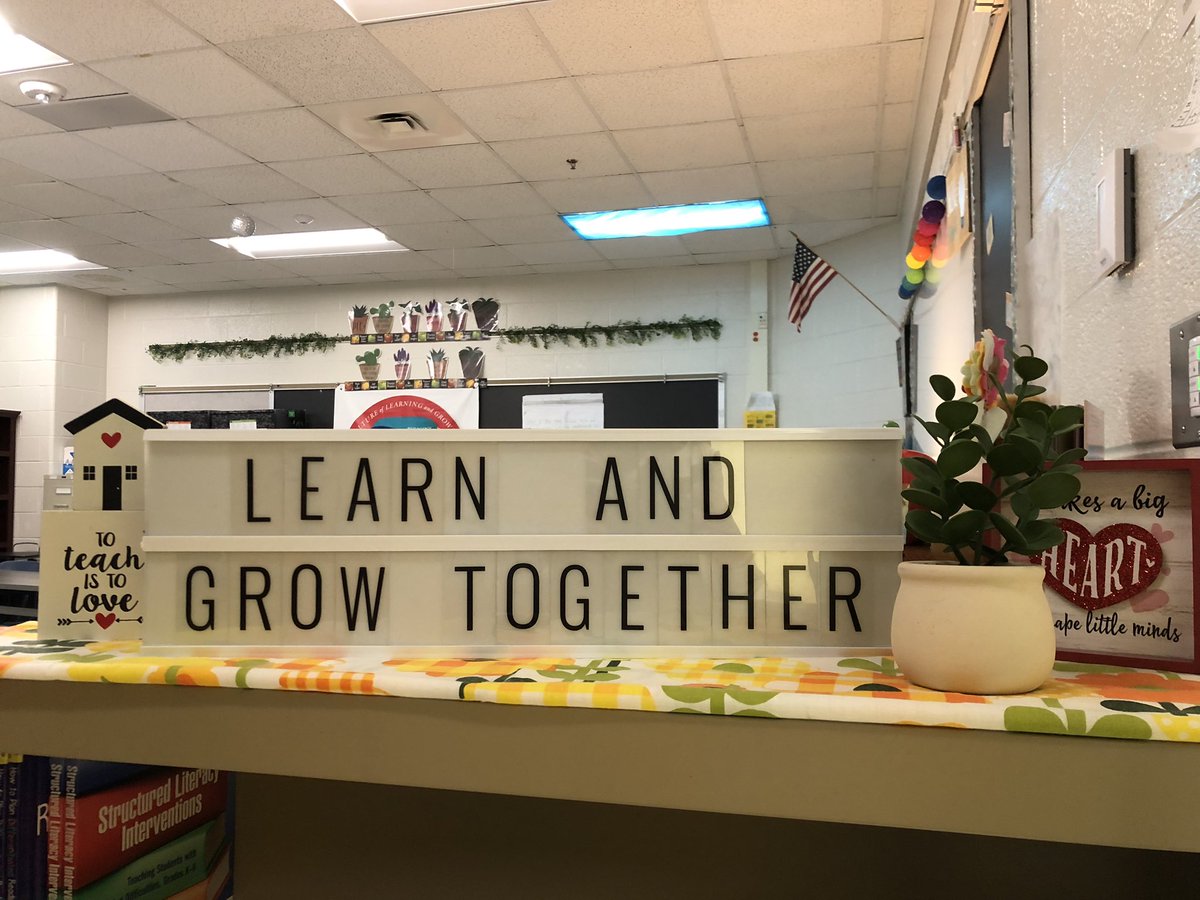 MsRossisRoom's tweet photo. Welcome to a new year! I’m so excited and thankful to begin this new chapter @brock_road 😊
#readingspecialist #literacycoach Year 2️⃣ https://t.co/biT6XhsPmY