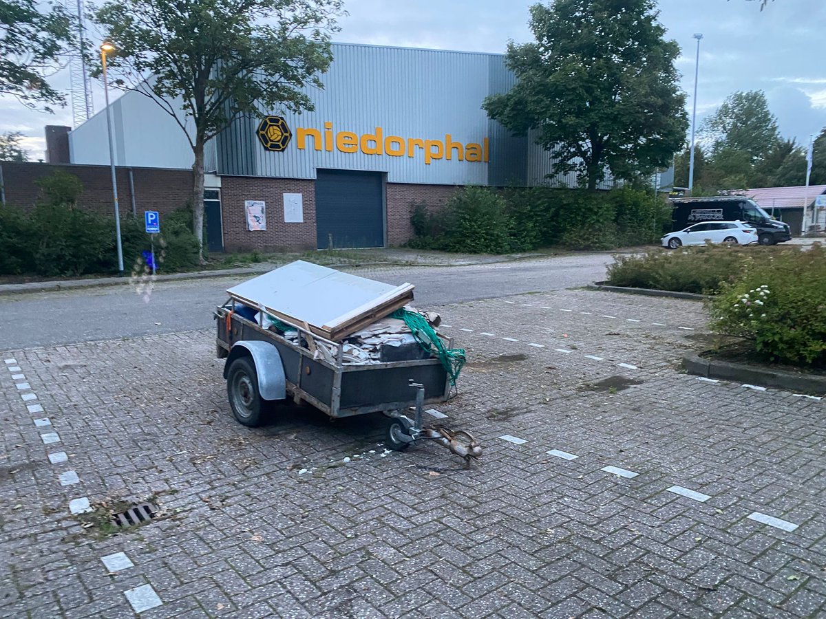 WA_Niedorp's tweet photo. Aanhanger met bouwafval gedumpt op het parkeerterrein Hartweg Winkel bij het zwembad. Iemand iets gezien of gehoord? 0900-8844 of bas.dirkmaat@politie.nl.
#afval #afvaldumping #bouwafval #bouwafvalgedumpt #aanhangwagen #parkeerterrein #Hartweg #Winkel #onderzoek #getuigen https://t.co/fg1vZTOJlL