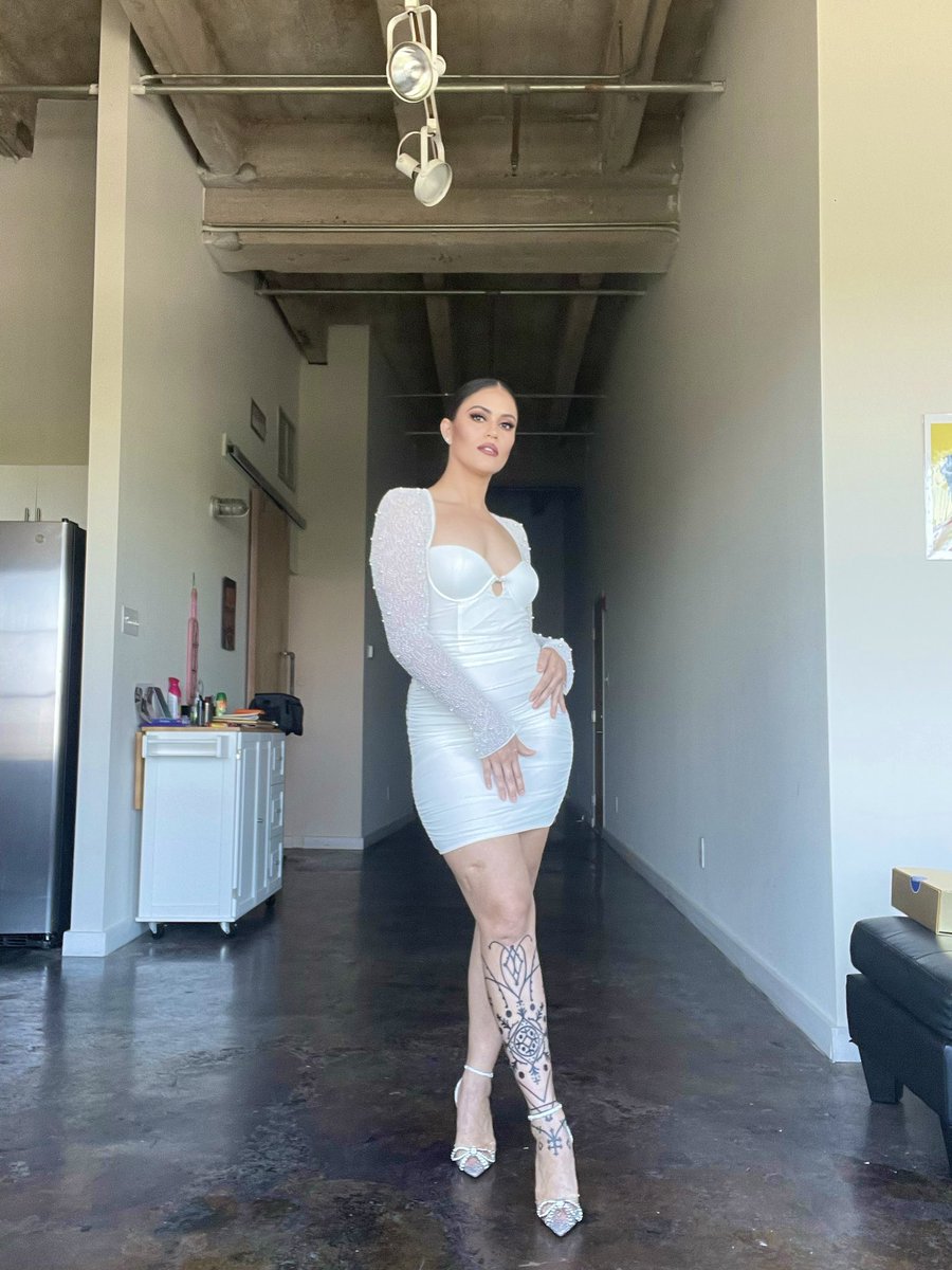 eldie_zzy's tweet photo. Walking into the #divine #Barbie https://t.co/KhIKTtYXh8