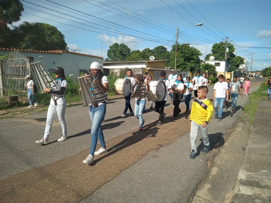 nirsusrrr's tweet photo. #CercaDeTiVzla incia la Jornada en tercer día en el Sector Francisco de Miranda de la ciudad de Anaco con un recorrido por las calles a cargo de la Banda Juvenil Adventista Azarel. #ZonaVActiva @Iasd_anaco https://t.co/2q1dy7Lk8S