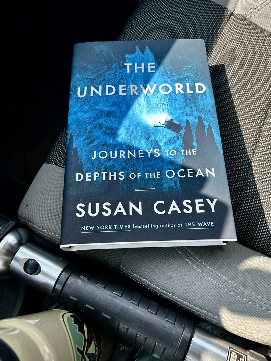 sceptreliquids's tweet photo. The Flying Fist Ranch Book 📖 of The Day.

The Underworld: Journeys To The Depths of The Ocean. By Susan Casey.

This evening I dive into the deep end of the reading 🌊 ocean. #TheUnderworldBook #SusanCasey #TheOcean https://t.co/kXYBcfLLdr