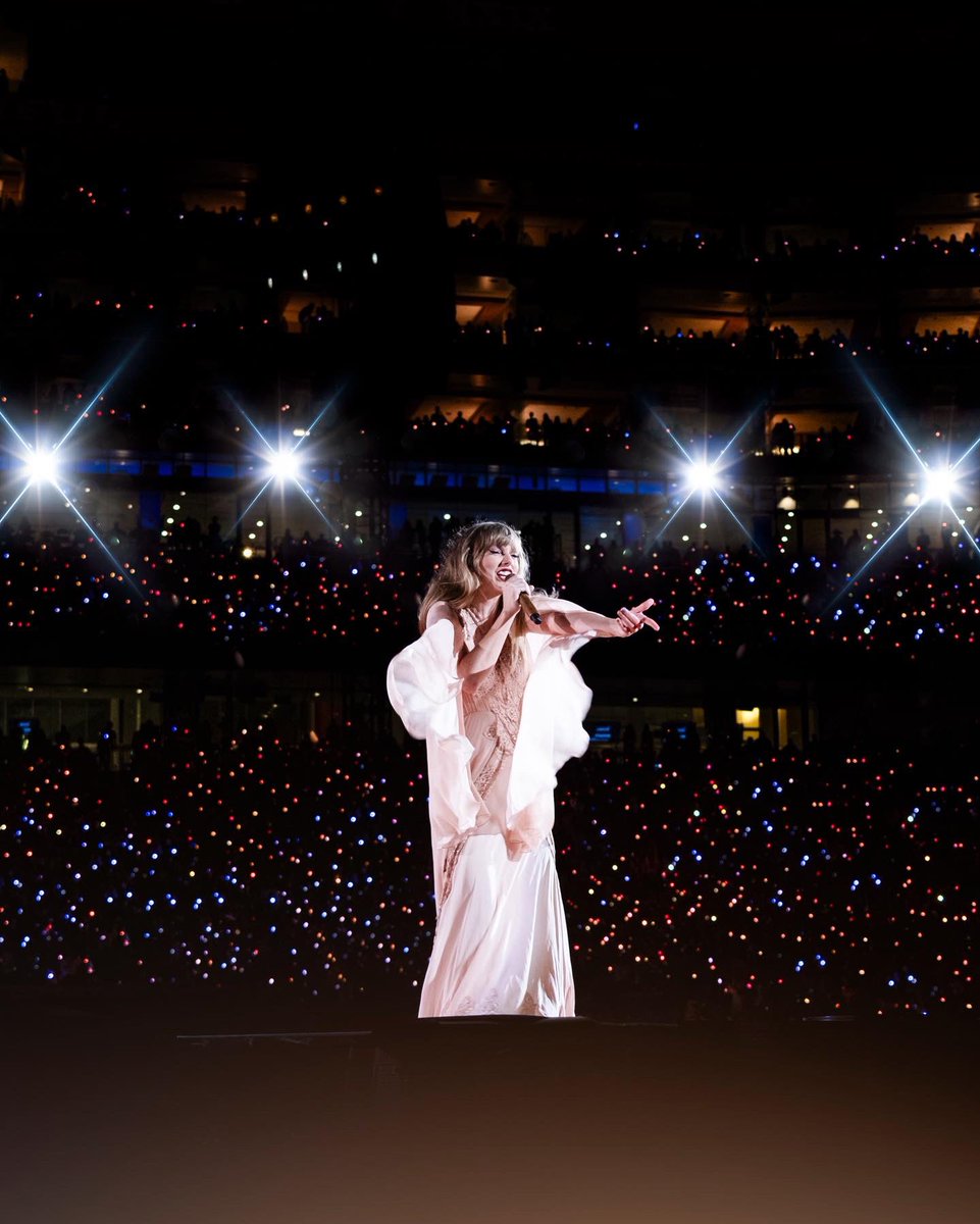 victorioli's tweet photo. The Eras Tour with @taylorswift 💜 I was enchanted to see the one and only queen as sparks flew around her at @levisstadium 💥@taylornation 
#TheErasTour #TaylorSwift #TaylorSwiftErasTour #SantaClaraTSTheErasTour https://t.co/1pOgLoEcjN
