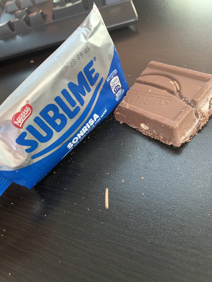ClaudioVargasTV's tweet photo. Me acabo de comer LARVAS dentro de un chocolate SUBLIME. Estoy asqueado. Si no me hubiera dado cuenta del movimiento de esas cosas en mi lengua, hubiera seguido comiendo. El producto aún vence el 23 de setiembre del 2023. Estoy vomitando ahora con quemazón en el estómago. @IndecopiOficial  @NestlePeru