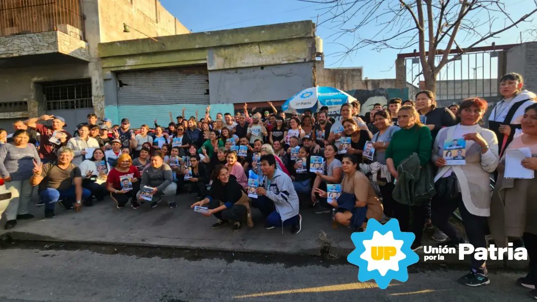 MOPEeviner's tweet photo. Puerta a puerta en #CiudadOculta #Comuna8.
#SomosLaAlternativa #LeandroSantoro #unionxlapatria #DefenderALaPatria https://t.co/rEU0sMJVeC