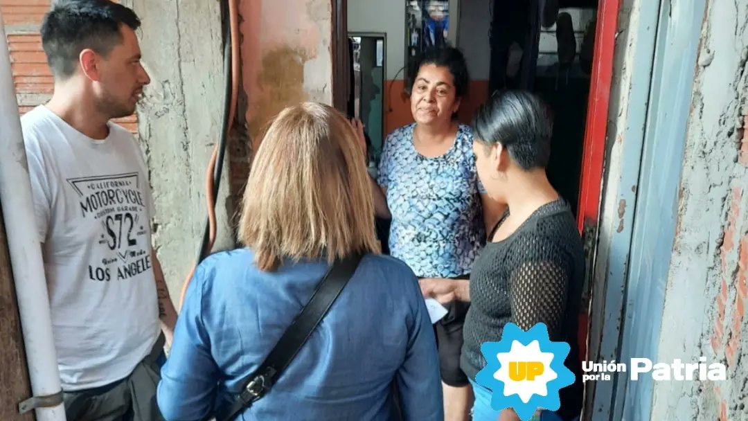 MOPEeviner's tweet photo. Puerta a puerta en #CiudadOculta #Comuna8.
#SomosLaAlternativa #LeandroSantoro #unionxlapatria #DefenderALaPatria https://t.co/rEU0sMJVeC