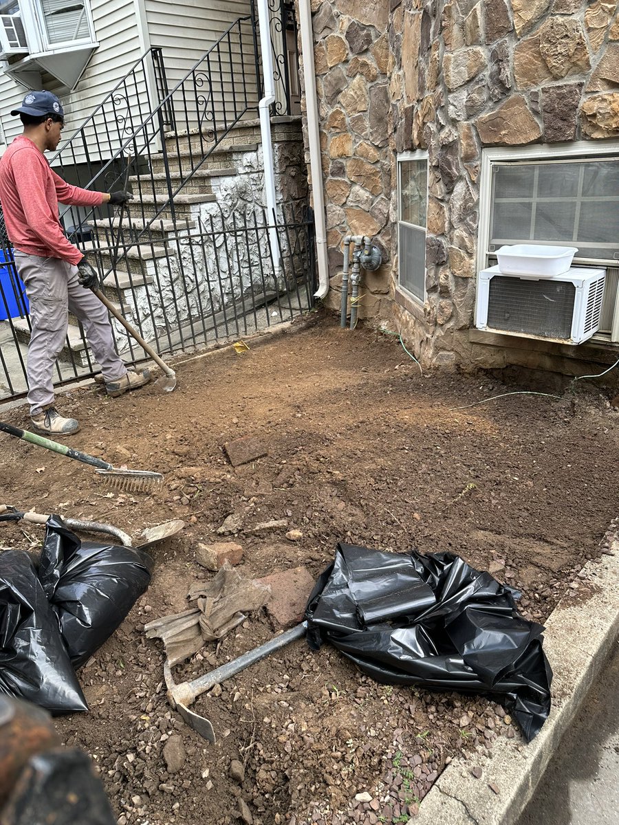 JKPOHLandscape's tweet photo. We start every landscaping pavers, retaining wall, stepping stone, patio Installation project by providing a thorough consultation to understand your goals and the needs of the project. We do this to guarantee that the project is completed according to your preferences. https://t.co/gEwVYciKl5