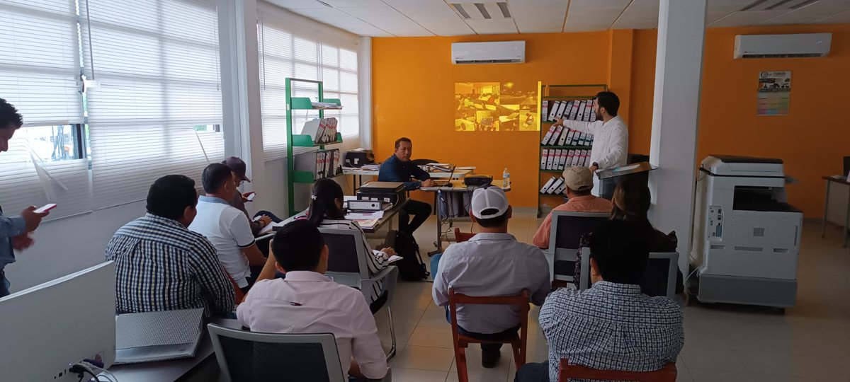 PeriodismoExpre's tweet photo. @SemahnChiapas capacita a personal de Ayuntamientos en materia de energías sustentables; su titular María del R. Bonifaz Alfonzo explicó que se trabaja en el desarrollo de proyectos para para que los municipios chiapanecos logren niveles de eficiencia energética. Bien. https://t.co/iN6lM3aH9H