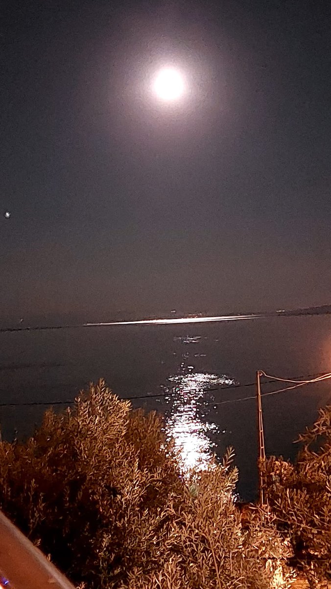 Mesajla gelen foto ve altında yazan”Bu dolunay da sensiz geçti ya”