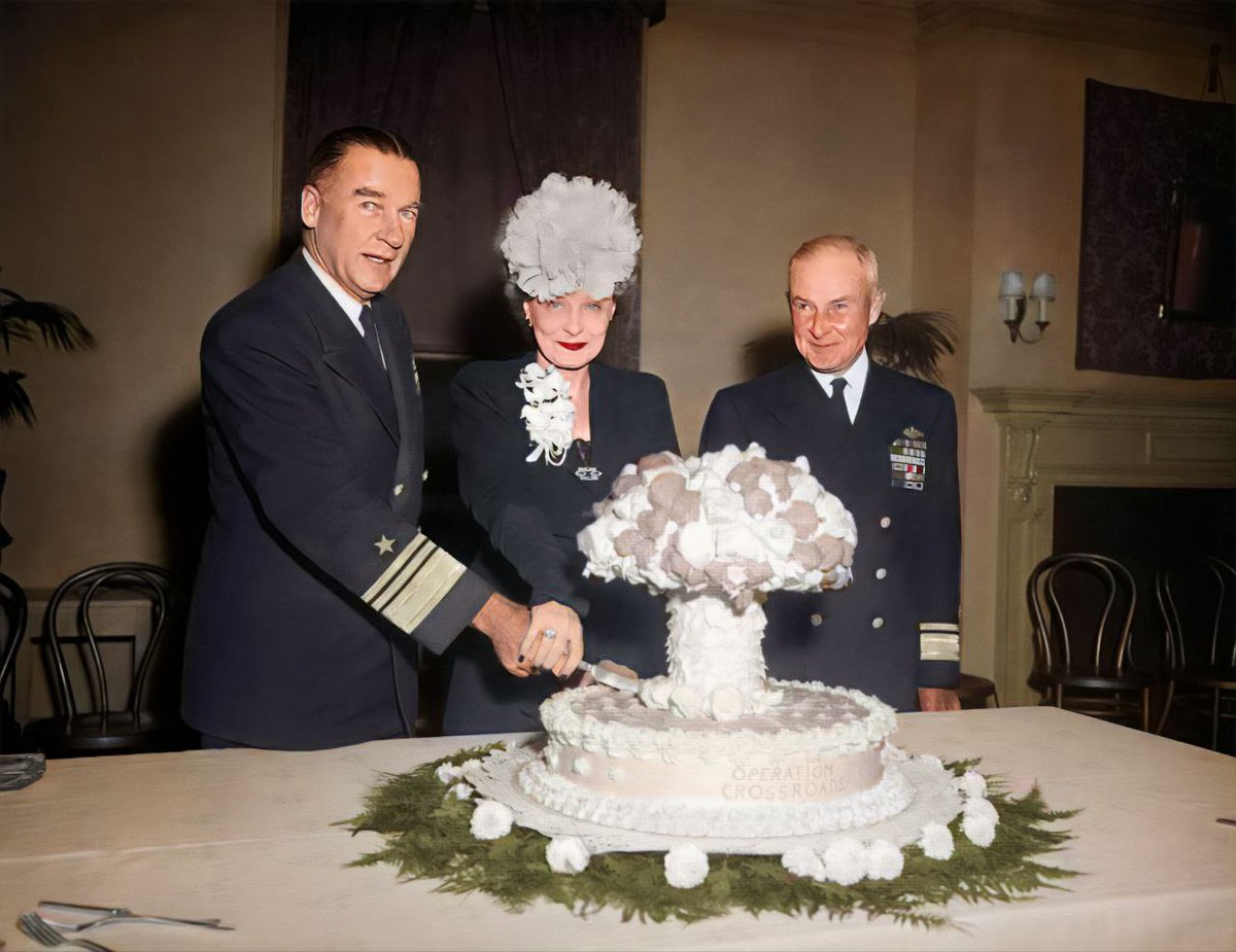 KfBran's tweet photo. 🇻🇪 Psicopatia y sadismo en estado puro

En la fotografía está William Blandy, Comandante del Ejército de #EstadosUnidos, junto al almirante Frank J.Lowry, celebraron su cumpleaños cortando una torta con la figura de la bomba atómica lanzada en Hiroshima.

La foto se tomó el 5 de noviembre de 1946, apenas 1 año después de masacrar a 200.000 personas en Hiroshima

#01Agosto
#Hiroshima 
#VTVEsNuestroPana