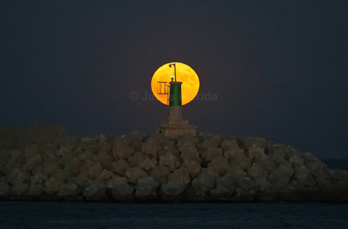 JesusMerida_'s tweet photo. 01/08/2023. Primera #superluna de agosto, la llamada 'superluna del #esturion', vista desde la playa de San Andrés de #Málaga. #Moon #SturgeonMoon
📸 © Jesús Mérida. https://t.co/4al0DhvhjG