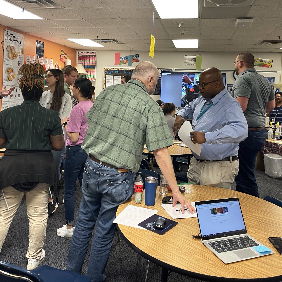 EspeHilts's tweet photo. Classroom Management with the Armchair QB & the Real MVP! Powerhouse hour of real world examples by audience request? Say what? A phenomenal session! #optimizingoutcomes @CFBISD_BilESL https://t.co/UrY339nbGF