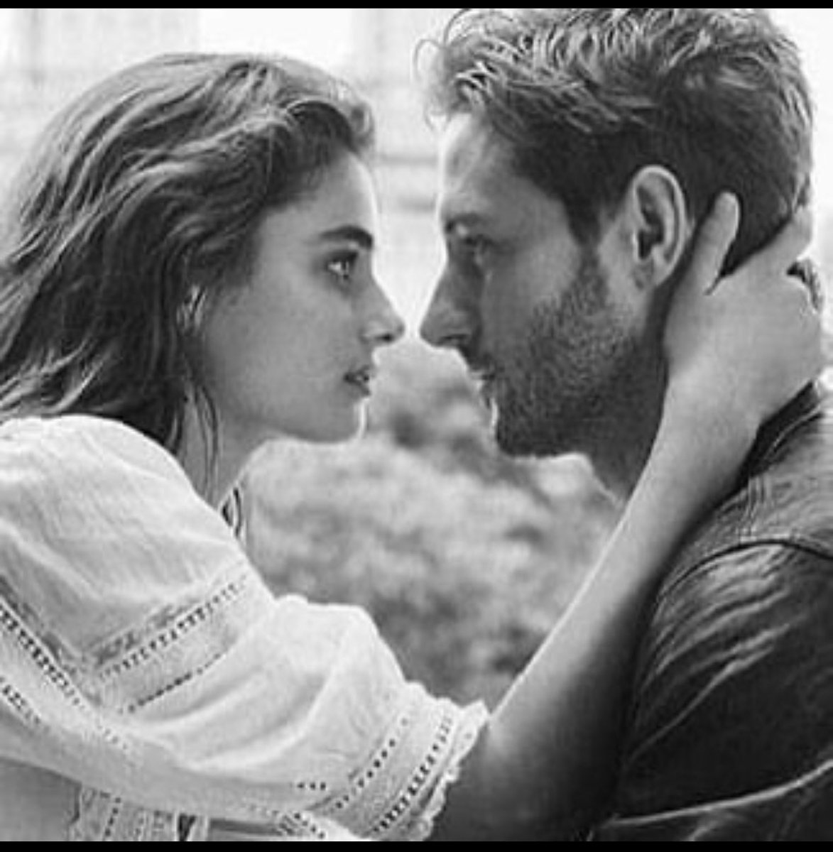 Bile isteye sevdalandım, 
engel mi ? tabiki çıkacak, 
zorluk mu ? tabiki olacak,
Sıkıntı mı ? tabiki yaşanacak,
Her şeyine varım dediğim  için yaşıyorum bu sevdayı... Çokça  umut ve hayal koydum heybeme 
Hangimiz eksik kalırsak tamamlayalım diye
Onun için adı AŞK