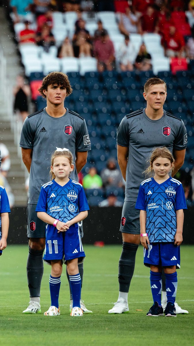 stlCITYsc's tweet photo. Can confirm: Glover = tall https://t.co/4XptsZOFcn