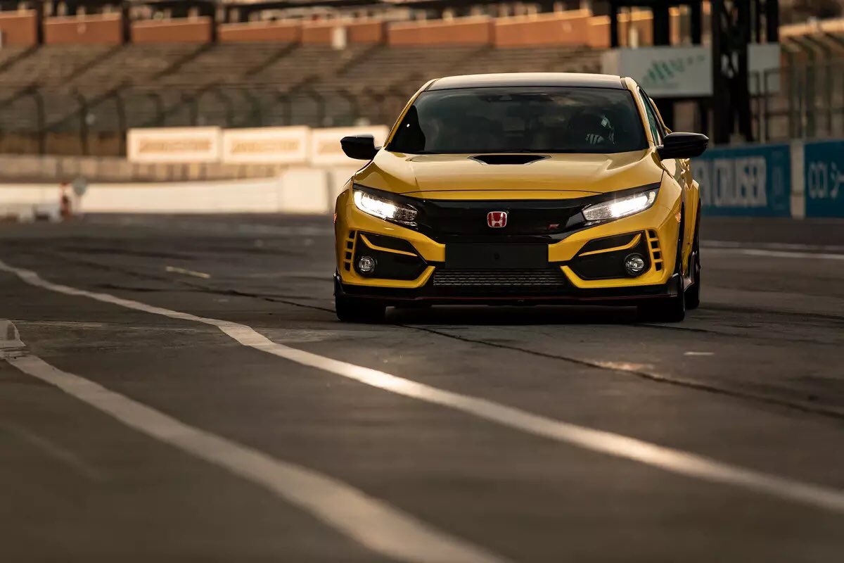 PiazzaHonSpring's tweet photo. Type R Tuesday ⚡️ #HondaCivic 

#TypeR #LimitedEdition #DreamCar #SportsCar #HondaCivicTypeR #TypeRTuesday #LuxuryCar #LuxurySportsCar #FastCars https://t.co/56YfTwkF1s