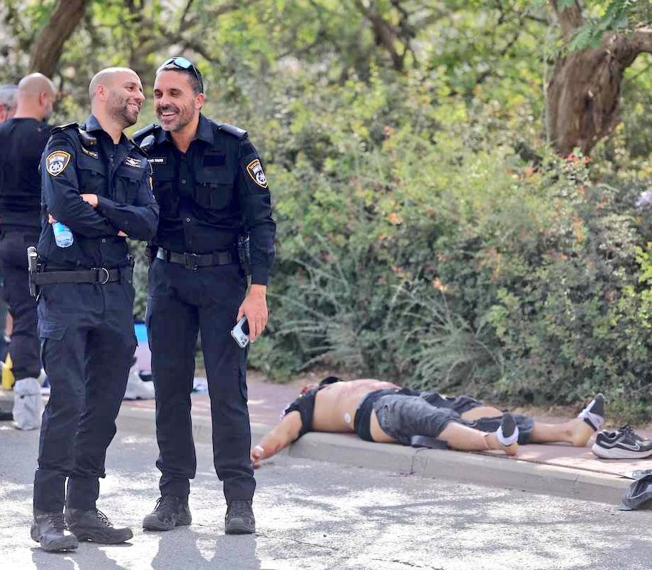 manelmarquez's tweet photo. Soldados de #israel matan a un adolescente de 15 años, la segunda víctima palestina del día.
El régimen sionista asesina sin contemplaciones a cualquiera que 
considera sospechoso.
Antes mataron a otro joven palestino en Cisjordania #Palestina
¡Y SE RÍEN!

https://t.co/59tIenL0Zq https://t.co/GQRm59g1AM