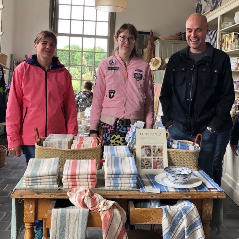 AmerongenCastle's tweet photo. De wevers van @Lievegoed_Zorg presenteerden vandaag deze prachtige keuken textiel die ze maakten voor onze Kasteelwinkel ‘Annebetje’. 
Vanaf heden exclusief bij ons te koop, hoge kwaliteit biologische katoen/linnen #theedoeken #handdoeken en #placemats https://t.co/RcQwo2HUC2