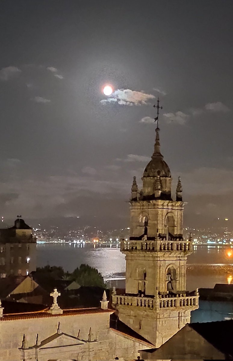 salomecita_77's tweet photo. 🥰Las nubes se movieron porque saben que algunas noches coincidimos mirándonos en la Luna 🥰
#NoitesMaxicas #LuaChea #Galicia #RiasBaixas #Pontevedra https://t.co/aAr9bLTYRc
