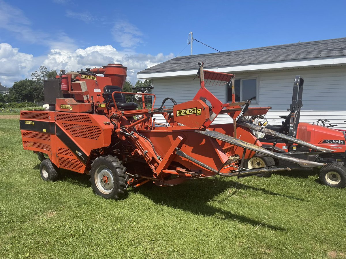 yunfeijiang1's tweet photo. Received plot combine training from our senior technicians - Mike and Andrew! I cannot ask for better training! I harvested a few plots of barley & rye today. So thankful. The 1st pic is my notes🤓. This job is challenging and requires so many skills 😭. #NotGiveUp https://t.co/v0mLhHsWJ8