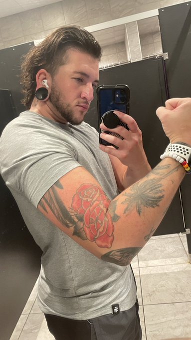 who wants to arm wrestle? 💪🏼 https://t.co/yeVL45Q8UJ