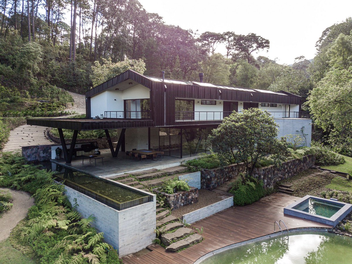 Un sistema de captación de agua, un molino hidráulico del que se genera energía eléctrica  humedales, áreas de plantación, árboles frutales y jardines de cosecha son algunos de los elementos que hacen de Casa Ocoxal un proyecto que se integra al entorno.

glocal.mx/casa-ocoxal-a-…